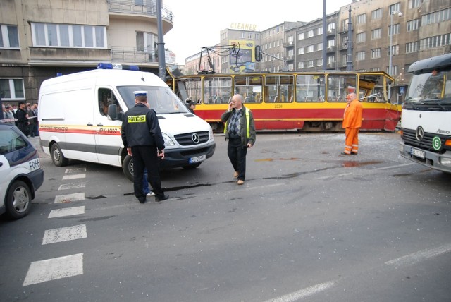 Wykolejony tramwaj przez ponad 4 godziny blokował skrzyżowanie.