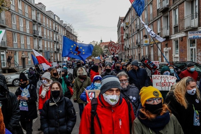 Demonstracja w Gdańsku. 21.11.2020 r. Krzyczeli „Dość” pod biurem poselskim PiS i na ulicach miasta