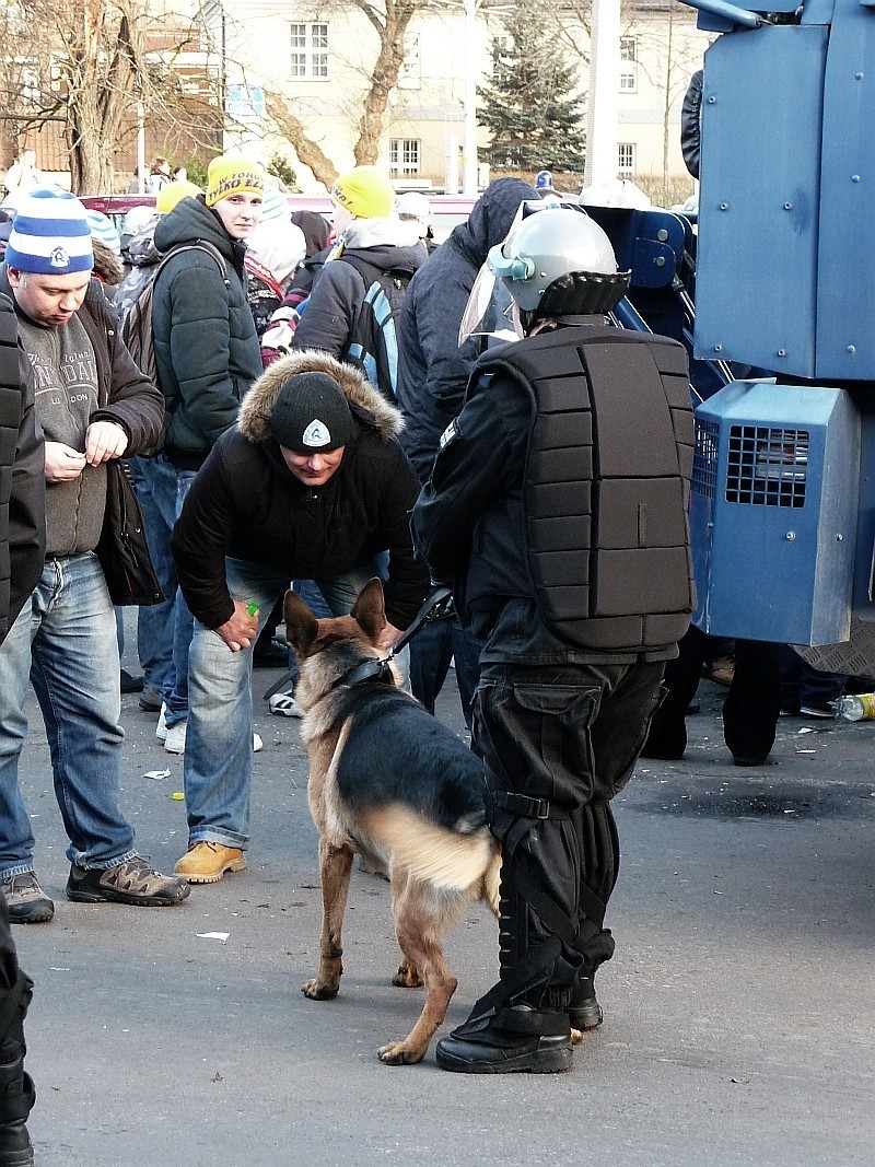 Eskortowali kibiców Ruchu Chorzów i Widzewa Łódź. Były utrudnienia w Gdańsku (WIDEO)