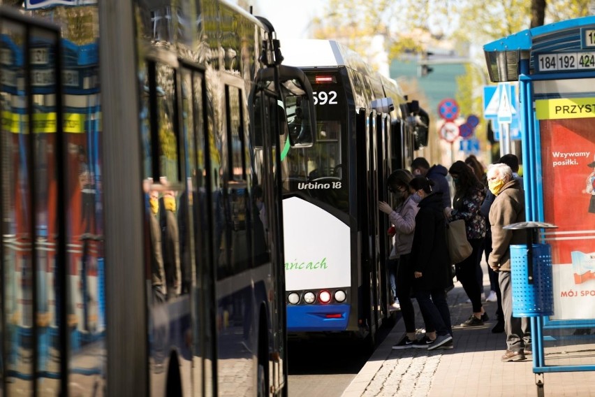 Koronawirus w Krakowie. Sanepid poszukuje pasażerów miejskich autobusów. NOWE INFORMACJE