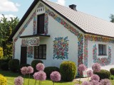 Zalipie. Malowana Wieś koło Tarnowa jeszcze piękniejsza! Odświeżone malowidła i nowe ozdoby oceniono w konkursie "Malowana Chata" [ZDJĘCIA]