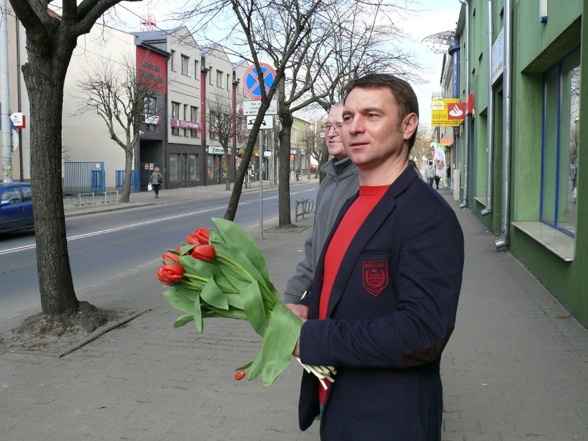 SLD w Bełchatowie rozdawało kwiaty z okazji Dnia Kobiet 
