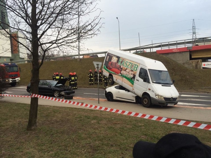 Wypadek w Gdyni. Sportowa toyota wbiła się pod auto dostawcze [ZDJĘCIA]