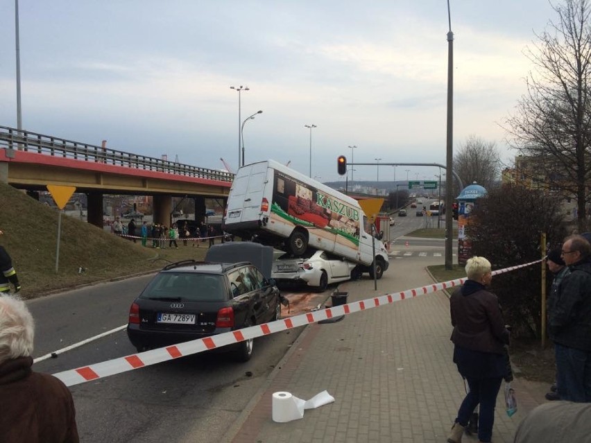 Wypadek w Gdyni. Sportowa toyota wbiła się pod auto dostawcze [ZDJĘCIA]