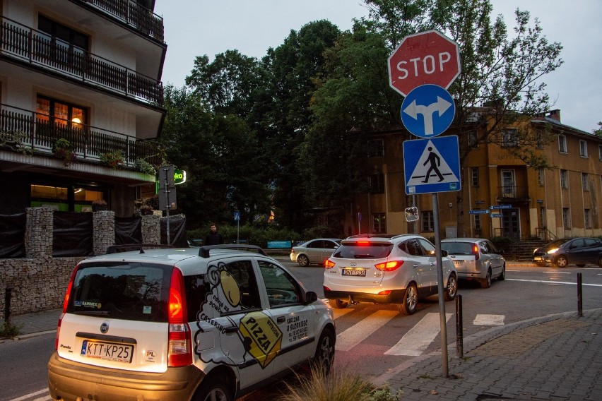 Zakopane. Zmiana organizacji ruchu w mieście. Tworzą się korki, niektórzy kierowcy się gubią