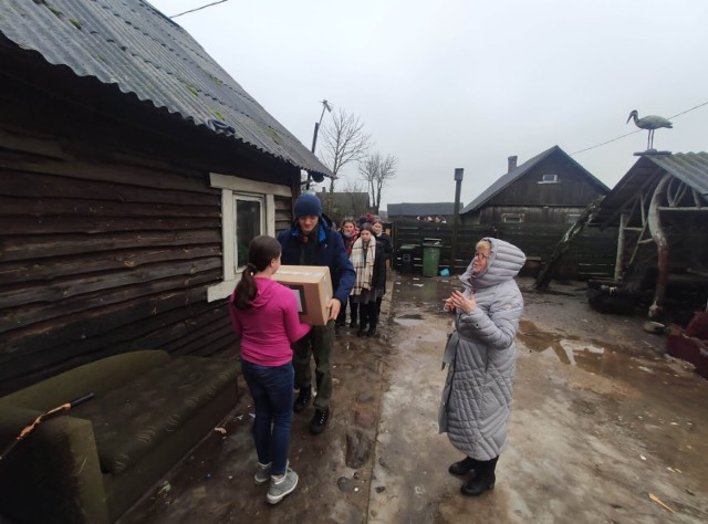 Na zdjęciu przekazywanie paczek rodakom z Wileńszczyzny. 

Uczestnicy wyprawy spotykali się z rodakami mieszkającymi na Litwie, ale też odwiedzali ważne polskie miejsca pamięci narodowej. Edukacja historyczna i integracja Polaków ponad granicami należą do najważniejszych działań Stowarzyszenia Odra-Niemen.