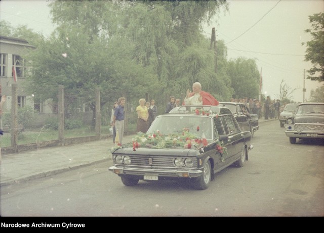 Zobacz archiwalne zdjęcia z pierwszej pielgrzymki Jana Pawła II do Polski. Na zdjęciu Kalwaria Zebrzydowska.