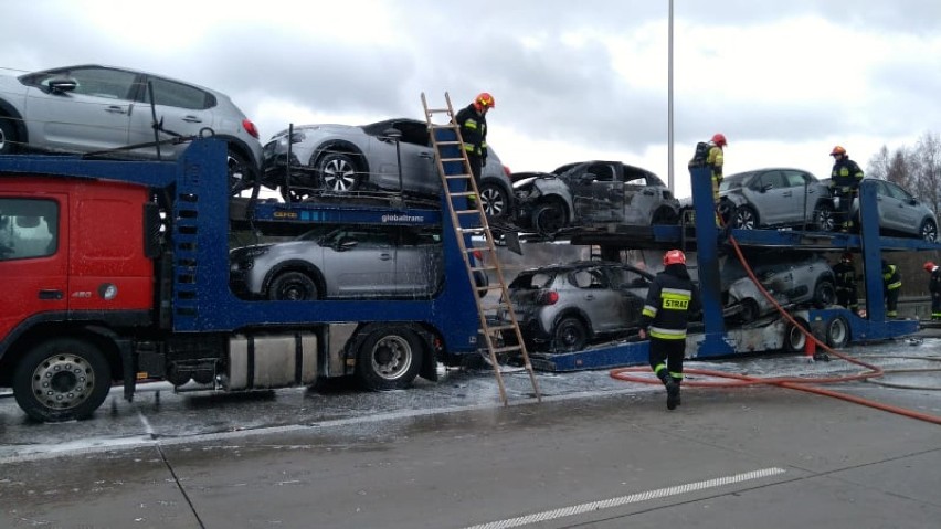 Pożar samochodu ciężarowego przewożącego auta osobowe na S8...