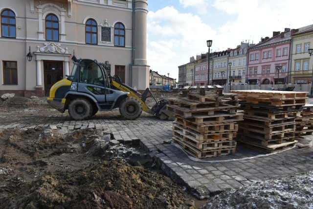 Przebudowa płyty rynku to jedna z najważniejszych inwestycji w Jarosławiu od wielu lat. Władze miasta zapewniają, że na razie, prace idą zgodnie z planem