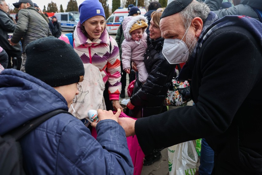 Pomoc dla Ukrainy. Włączasz się w pomoc? Przeczytaj poradnik dla osób goszczących uchodźców