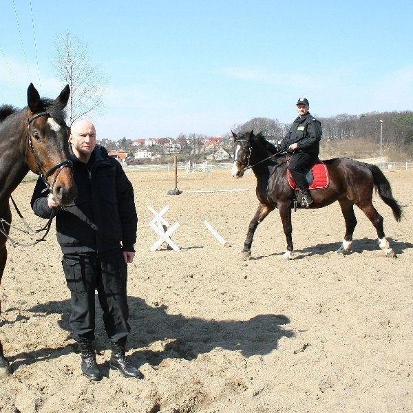 Policjanci podczas treningu na koniach