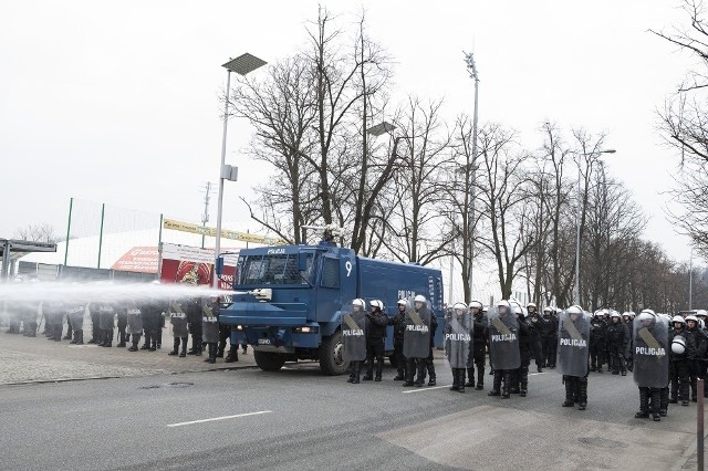 Ćwiczenia policji przed stadionem Legii