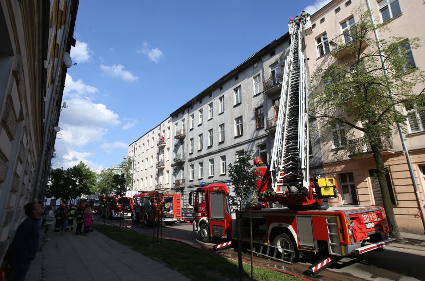 Pożar kamienicy na 1 maja w Łodzi. Ewakuowano 20 osób [ZDJĘCIA]