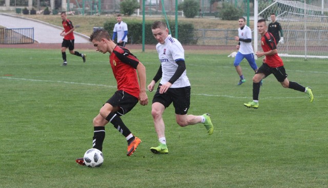 W sparingu rozegranym na stadionie przy ul. Prostej w Kielcach. juniorzy Korony przegrali z czwartoligowym ŁKS Probudex Łagów. Korona Kielce – ŁKS Probudex Łagów 1:2 (0:1) Bramki: Mateusz Krzeszkowski 61 - Krystian Zaręba 30, Karol Mojecki 48  Korona: Karyś – Cukrowski, Kiełb, Płocica, Dela – K. Turek, Kaczmarski, Konstantyn, Gierczak, Tomczyk – Śliwa oraz Picheta, Skupień, Dziubek, Klapa, Jagła, R. Turek, Bartosik, Słabosz, Górski, Kamiński, Krzeszkowski, Żądło, J. Turek. ŁKS: Szram – Krzeszowski, Cedro, Czeneszkow, Ślefarski, Gadowski, Rogoziński, Czajkowski, Zaręba, Gardynik, Slaby oraz Mojecki, Stachera, Rusiecki, Dudzik Biesiada, Góźdź, Borek. Dla obydwu drużyn był to pierwszy sparing. Trener ŁKS Ireneusz Pietrzykowski przyglądał się kilku swoim nowym graczom, których pozyskał przed sezonem. A są to bramkarz Alex Szram (Wierna Małogoszcz), Tichomir Czeneszkow (Lubrzanka Kajetanów), Paweł Ślefarski (Nowiny), Szczepan Krzeszowski, Michał Cedro (obaj Spartakus Daleszyce), Filip Rogoziński (KSZO 1929 Ostrowiec) i Piotr Gardynik (Neptun Końskie). Do Łagowa przechodzi też bramkarz Przemysław Michalski (Granat Skarżysko), choć w sobotę nie było go na sparingu. - Pożyteczny sprawdzian. W środę gramy w Ostrowcu z KSZO, a w czwartek z pierwszoligowcem z Izraela w Kielcach – przyznał Pietrzykowski, który buduje w Łagowie bardzo mocny zespół i nie kryje, że chce powalczyć w nowym sezonie o trzecią ligę.       - Łagów to dla mnie jeden z głównych kandydatów do trzecioligowego awansu w nadchodzącym sezonie – stwierdził Marek Mierzwa, trener juniorów Korony. Przygotowuje zawodników z rocznika 2002 i młodsi do gry w Centralnej Lidze Juniorów do lat 18. Korona miała przewagę, ale Łagów był skuteczniejszy i wykorzystał błędy defensywy kielczan. W Koronie testowany jest Mateusz Krzeszkowski, wychowanek Naprzodu Jędrzejów, który ostatnio grał w Cracovii. 