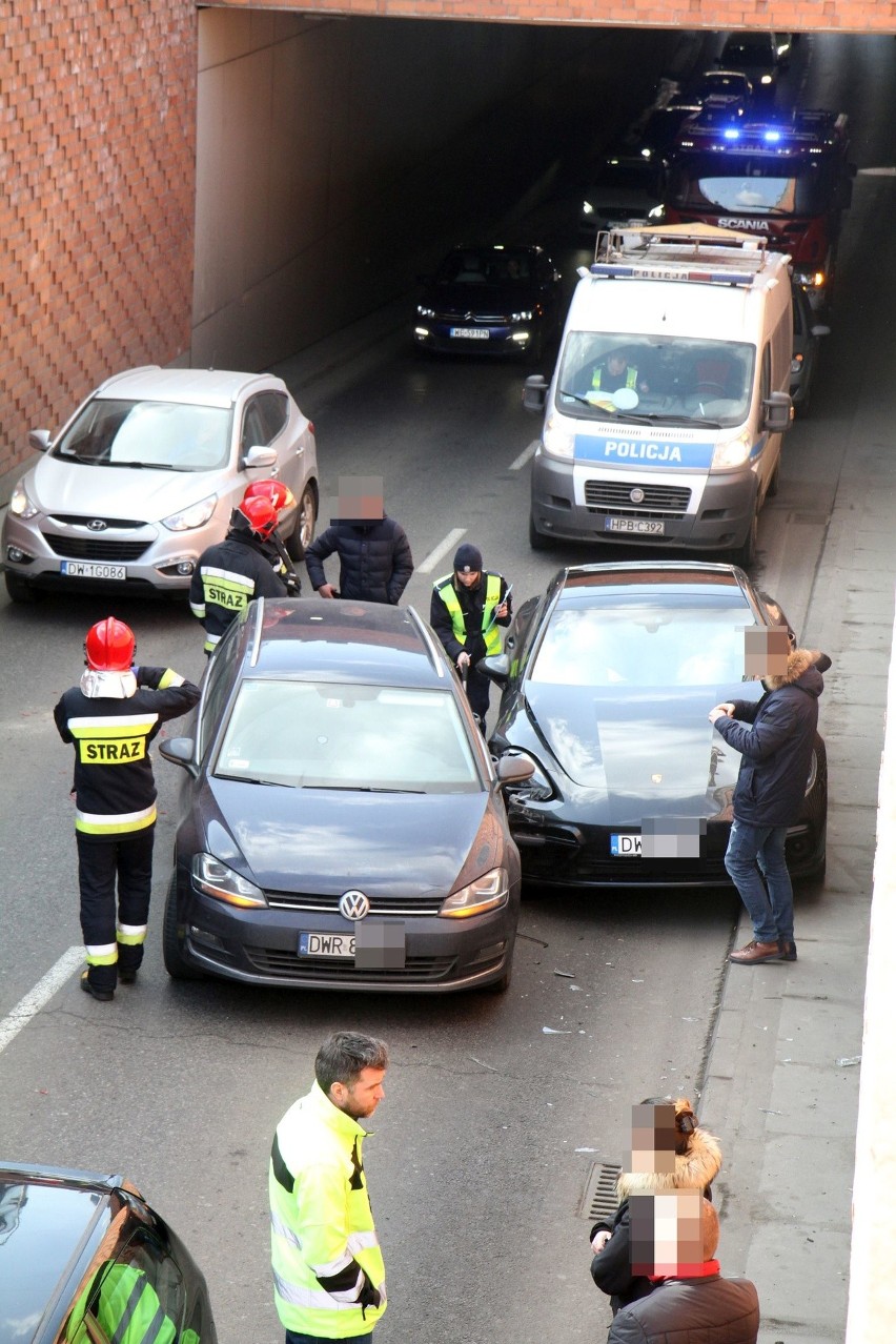  Wypadek trzech aut w tunelu przy pl. Dominikańskim. VW "przycisnął" do muru porsche