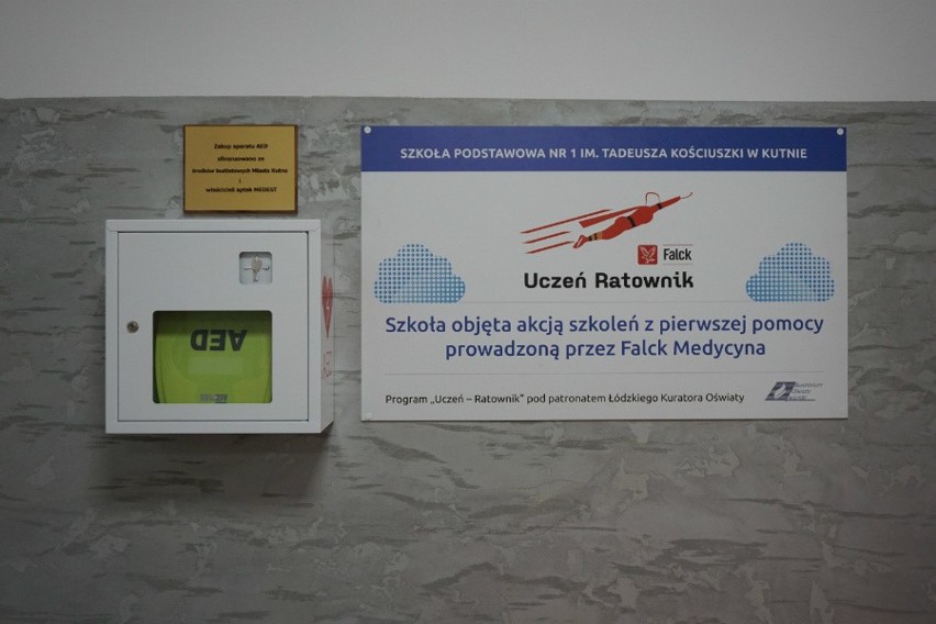 Do Szkoły Podstawowej nr 1 w Kutnie przekazano defibrylator 