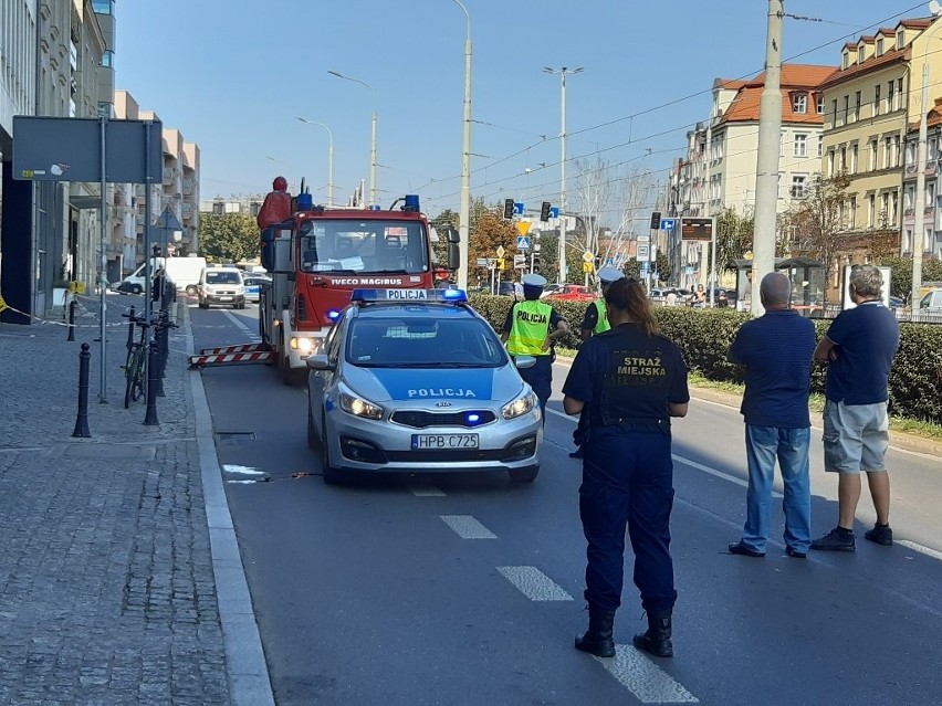 Sypie się elewacja budynku. Zablokowana ulica Kazimierza Wielkiego 