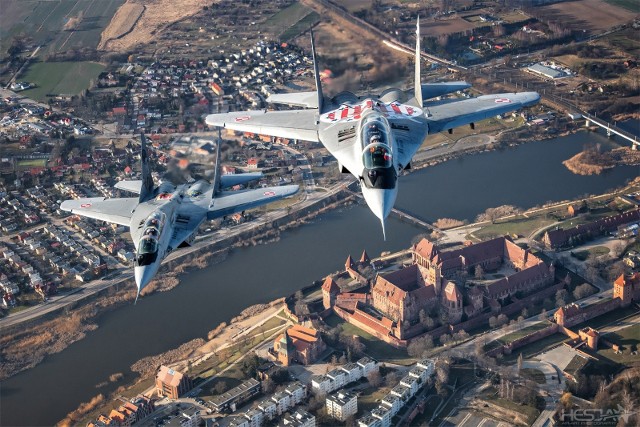 Samoloty MiG-29 nad zamkiem w Malborku. Samoloty jeszcze strzegą polskiego nieba przed zapędami putinowskiego bandytyzmu startując z lotniska w Malborku, ale w końcu trafią na ukraiński front. Nie ma już tych samolotów w Mińsku Mazowieckim, zwolniły tam miejsce dla koreańskich FA-50.Na kolejnych slajdach zobacz legendarne samoloty produkcji sowieckiej Su-22 i MiG 29, które będzie jeszcze można zobaczyć na Air Show, ale już niedługo przestaną służyć w polskiej armii.