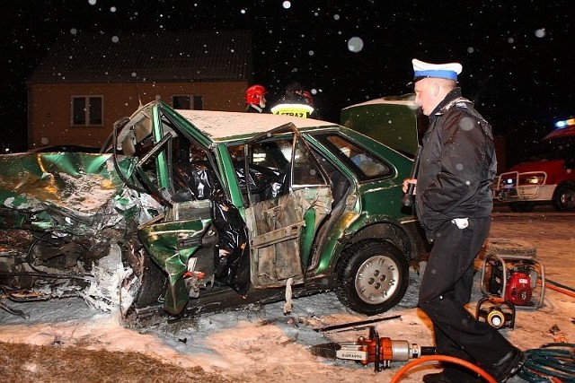 Na miejscu marcowego wypadku w Piekoszowie. Lexus miał po zderzeniu uszkodzony przód. Polonez był zmiażdżony.