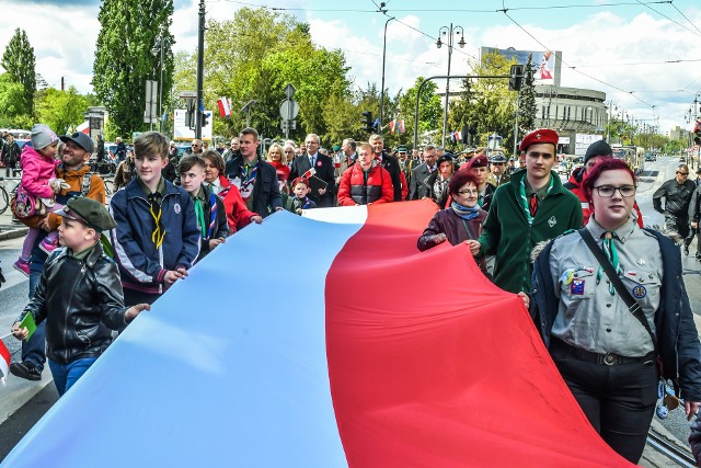 W piątek obchodziliśmy 228. rocznicę uchwalenia Konstytucji 3 Maja. W związku z tym w Bydgoszczy odbywały się uroczystości upamiętniające to ważne wydarzenie w dziejach Polski. Po mszy świętej w katedrze św. Marcina i Mikołaja, bydgoszczanie przeszli na plac Wolności, gdzie odbywały się uroczystości patriotyczne. Zobaczcie naszą fotorelację.