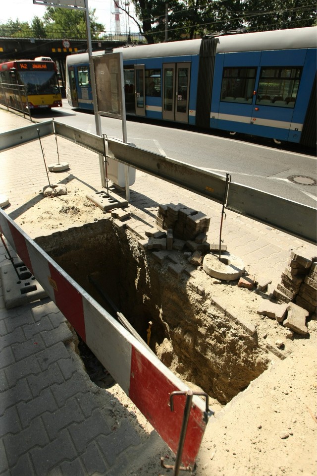 Dziury w chodniku przy ul. Reymonta