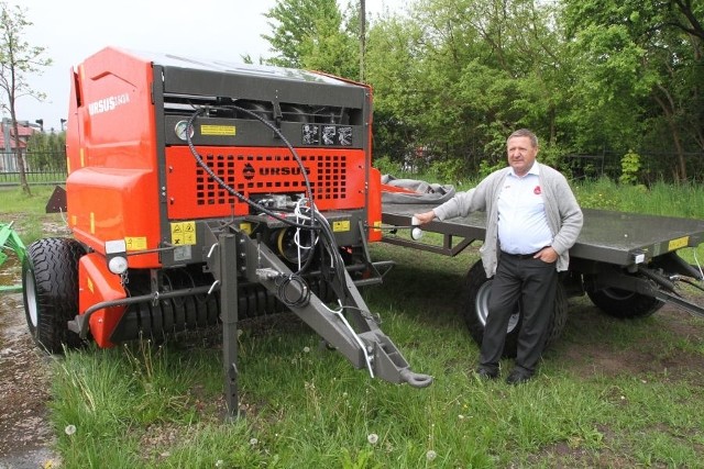 Prasa rolująca i przyczepa do bel - komplet od Ursusa - W produkcji sianokiszonek w balotach sprawdzi się prasa rolująca Ursus Z-594, a bele bezpiecznie dotrą do gospodarstwa na przyczepie T-665. Na przyczepie zmieści się nawet 33 bele - mówi Henryk Gałka, kierownik Pol Mot Agro.