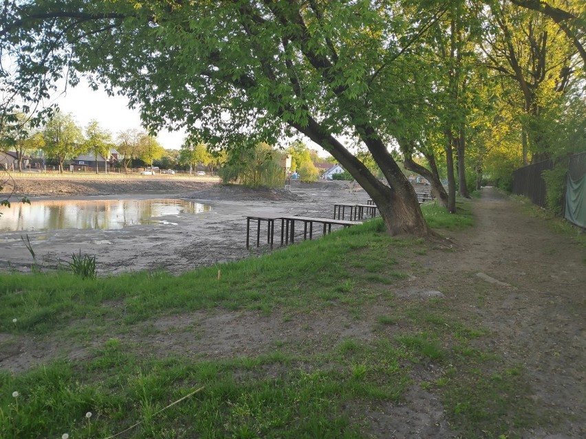 Białystok. Staw na rogu Mickiewicza i Podleśnej zmienia oblicze. Trwa przebudowa. Koniec prac już w czerwcu 2020 [ZDJĘCIA]