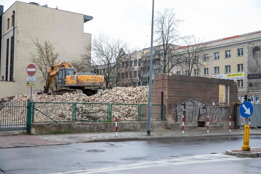 Wyburzanie kamienicy przy Złotej i Sienkiewicza dobiegło...