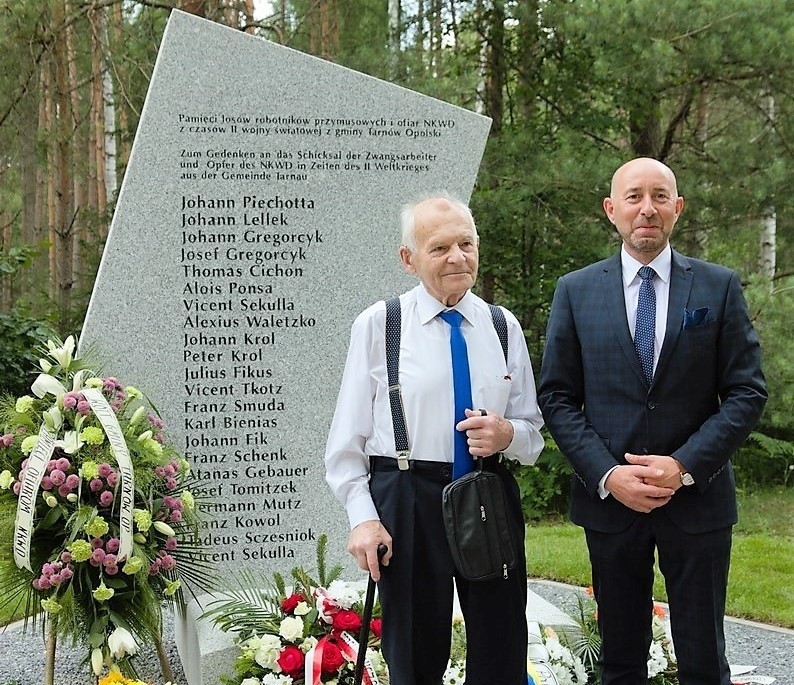 Przed pomnikiem Josef Waletzko Krzysztof Mutz, wójt gminy...