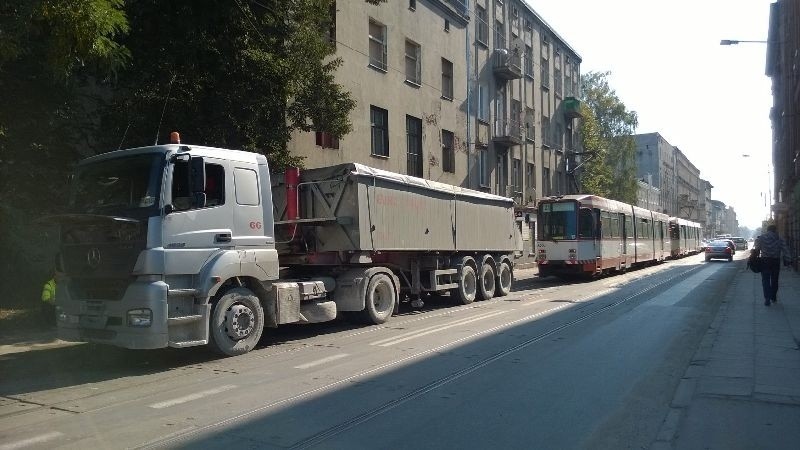 Tir zablokował się na torowisku! Dwie godziny bez tramwajów na Kilińskiego