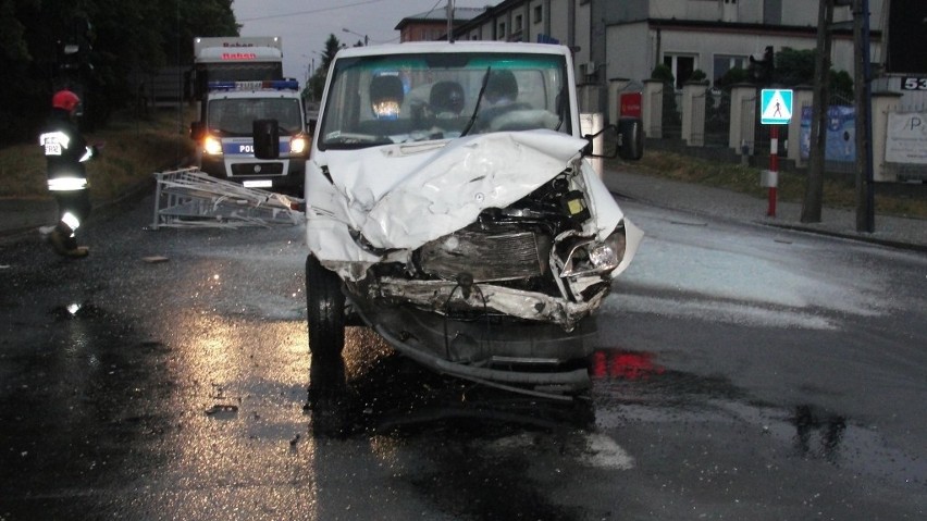 Zderzenie z autem transportującym szkło w Staszowie. Czteroosobowa rodzina w szpitalu