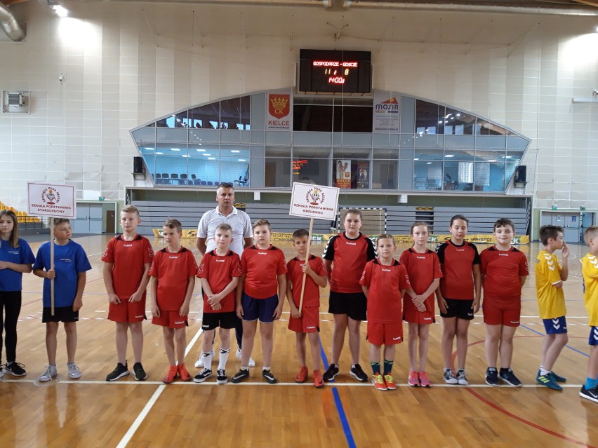 Trzecie miejsce Szkoły Podstawowej Królewiec w turnieju piłki ręcznej w Kielcach 