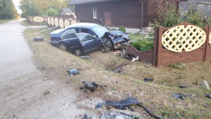 Zderzenie audi z bmw w Korzennie w gminie Raków. Roztrzaskane auta i ogrodzenie, trzy osoby w szpitalu [ZDJĘCIA]