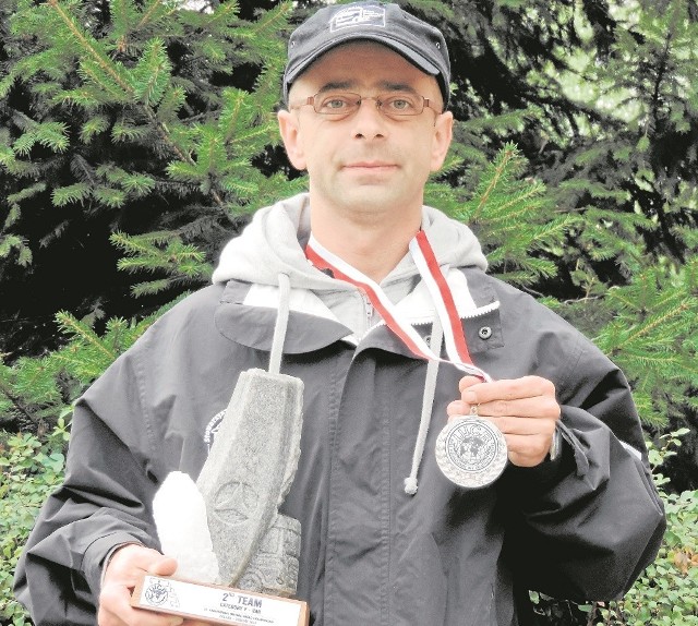 Z mistrzostw świata kierowców zawodowych Daniel Szukalski przywiózł właśnie srebrny medal, który zdobył w drużynie