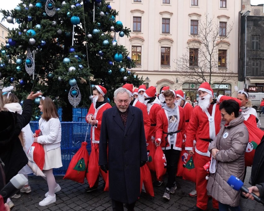 143 Mikołajów specjalnym tramwajem zawiozło prezenty chorym dzieciom