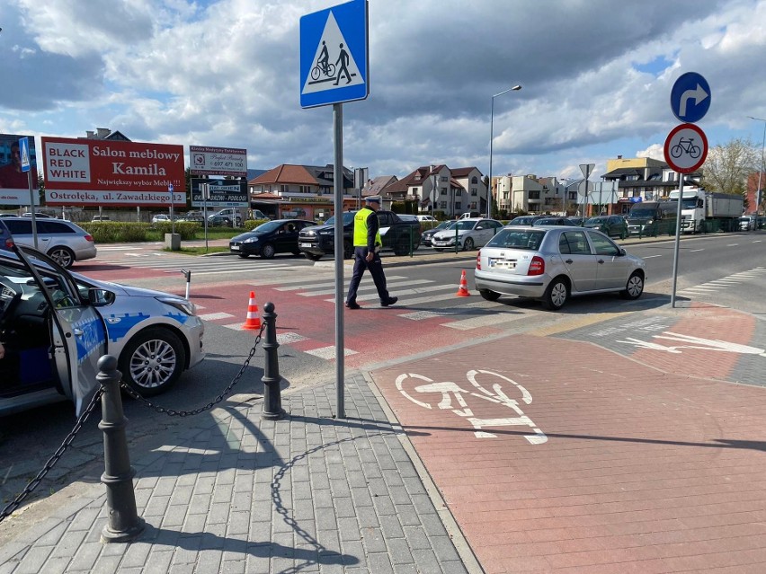 Wypadek w Ostrołęce na rondzie im. Zofii Niedziałkowskiej. Samochód potrącił rowerzystę. 28.04.2022. Zdjęcia