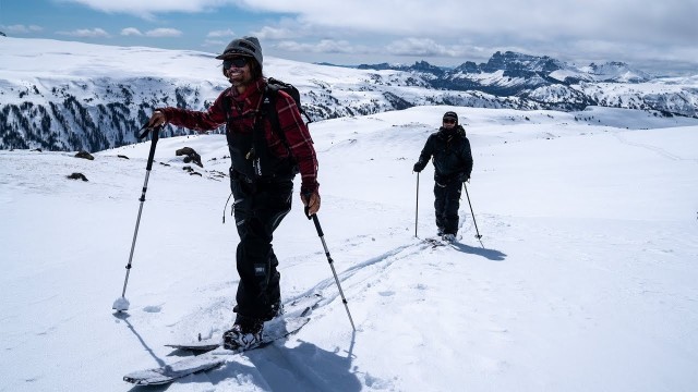 – Niezwykle wymagająca wyprawa w ekstremalnych warunkach przynosi nam nie tylko epickie zjazdy na snowboardzie na najwyższym możliwym poziomie, ale także prowadzi bohaterów do refleksji nad upływającym czasem i ich miłością do białego szaleństwa w jednym z najbardziej dzikich miejsc Ameryki – czytamy w opisie „Roadless”. Film wyreżyserowali Steve Jones i Jon Klaczkiewicz.