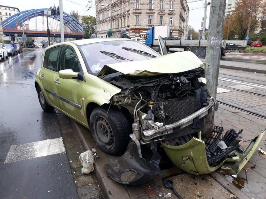 Wypadek dwóch samochodów na Grabiszyńskiej. Auto uderzyło w słup (ZDJĘCIA)