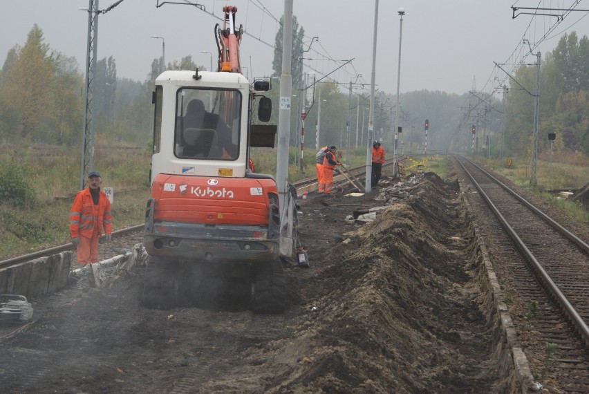 Trwa remont peronu na stacji kolejowej w centrum Dąbrowy...