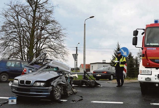 Tak wyglądało BMW po zderzeniu z oplem astrą w Dobrzejewicach. 20-letni kierowca zginął na miejscu