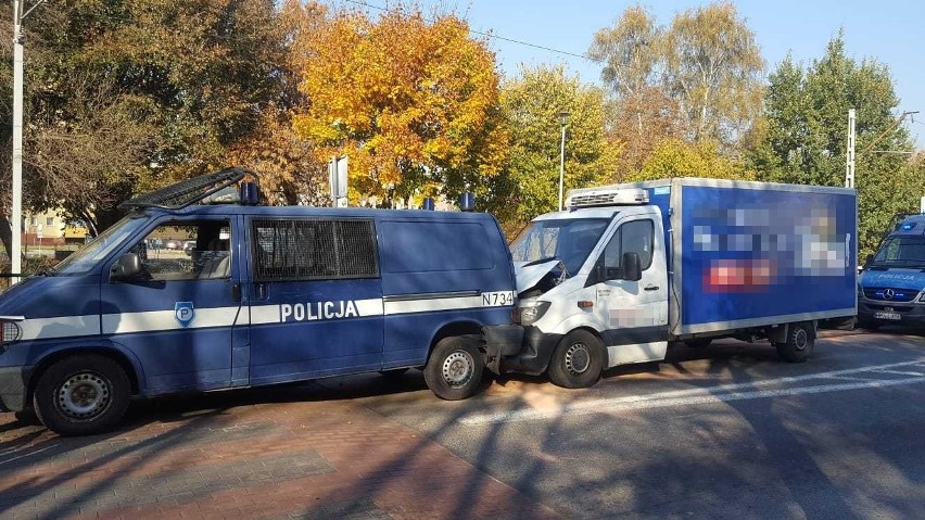 Samochód uderzył w radiowóz. 6 policjantów w szpitalu