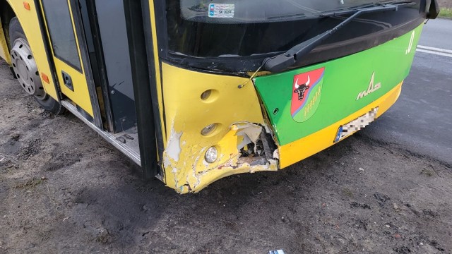 Zderzenie samochodu z autobusem komunikacji powiatowej w Mokrem pod Grudziądzem