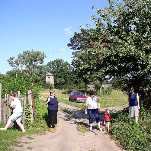 Agencja rolna ze Szczecinka sprzedała ziemię w Dębowie razem z drogą i przydomowymi ogródkami. Zbulwersowało to mieszkańców wsi.