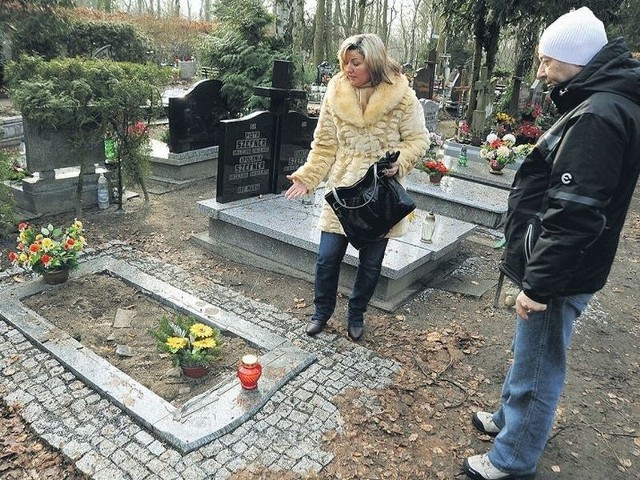 Jeszcze w grudniu państwo Grynowie składali kwiaty na nowo postawionym nagrobku Czesława Gryna. Gdyprzyszli teraz zapalić na nim znicze, nagrobka już nie było.