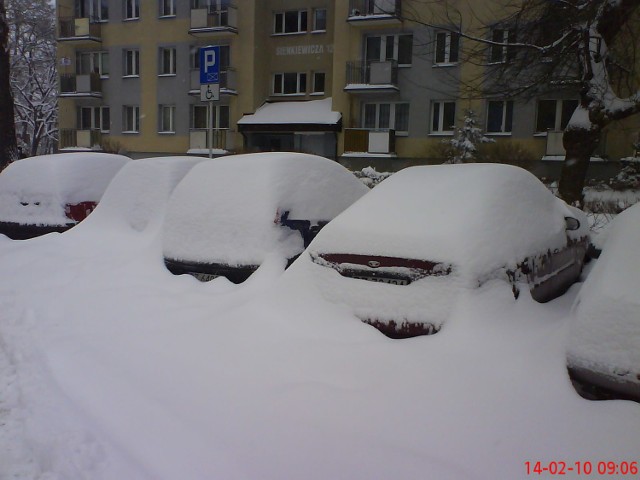 Zasypany Rzeszów. Ul. Sienkiewicza. Zdjecia od internauty Grzegorza.