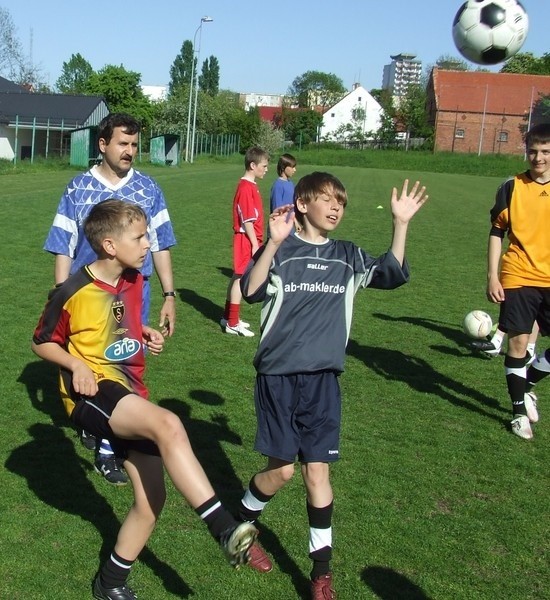 Na treningu rocznika 1995 nikt się nie obija. Chłopcy ćwiczą żonglerkę piłką pod okiem trenera Zbigniewa Rączki.