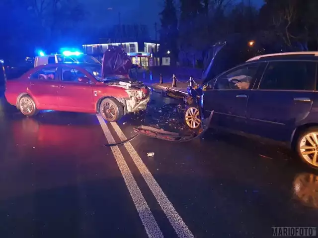 Oba samochody biorące udział w wypadku w Ozimku zostały poważnie uszkodzone.