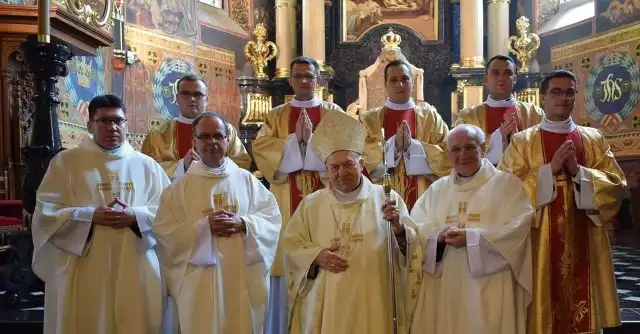 Biskup Edward Frankowski udzielił święceń diakonatu pięciu alumnom Wyższego Seminarium Duchownego w Sandomierzu. Pamiątkowe zdjęcie po uroczystości w sandomierskiej katedrze.