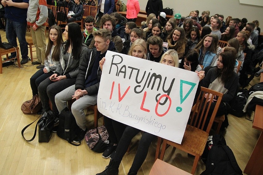 Uczniowie IV LO we Włocławku protestują na sesji rady miasta [zdjecia i wideo]