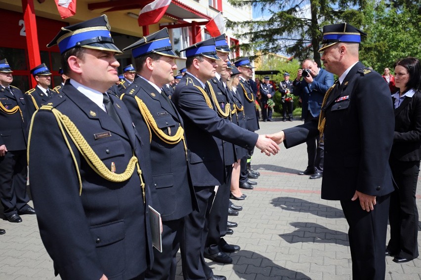 Komendant Jacek Knuth gratuluje strażakom